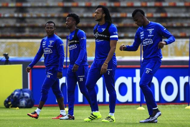 Fußball, Nationalteam Ecuador Training Ecuador s players (L-R) Pedro Velasco, Jefferson Orejuela, Arturo Mina And Roberto Arboleda take part in a training session of the team to prepare the qualifiers against Brazil and Peru for the World Cup Russia 2018, at Atahualpa stadium in Quito, Ecuador, 31 August 2016. EFE Jose Jacome ECUADOR S TRAINING SESSION !ACHTUNG: NUR REDAKTIONELLE NUTZUNG!  QUI001 20160831-636082697301631556