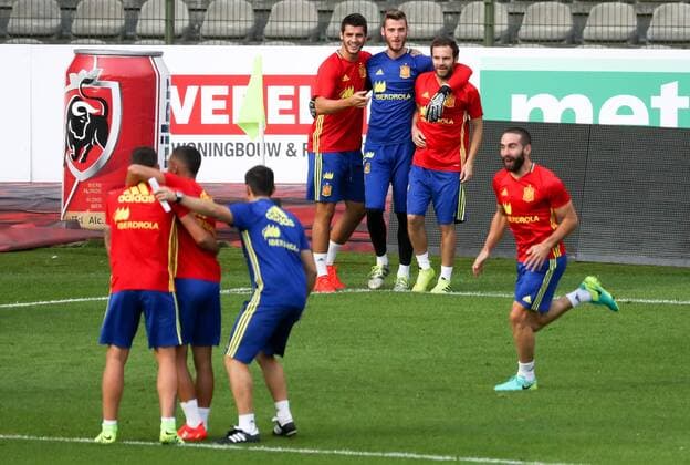 Spain s Alvaro Morata, Spain s goalkeeper David de Gea and Spain s Juan Mata pictured during a training session of the Spanish national soccer team, on Wednesday 31 August 2016, in Brussels. Tomorrow Spain is playing a friendly game against Belgian national soccer team Red Devils. VIRGINIExLEFOUR  x04922731x
