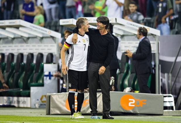 Mönchengladbach, 31.08.2016, Borussia Park Bastian Schweinsteiger (Deutschland) wird von Trainer Joachim Löw (Deutschland) nach seiner Auswechslung umarmt Deutschland - Finnland mm