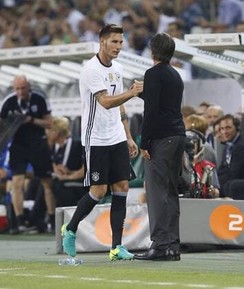 V.li. Niklas Süle (GER) gibt Bundestrainer Joachim Jogi Löw (GER) nach seiner Auswechslung die Hand . Deutschland -Finnland . Fussball-Länderspiel 2016, Freundschaftsspiel . Mönchengladbach, GER,31.08.2016 ,