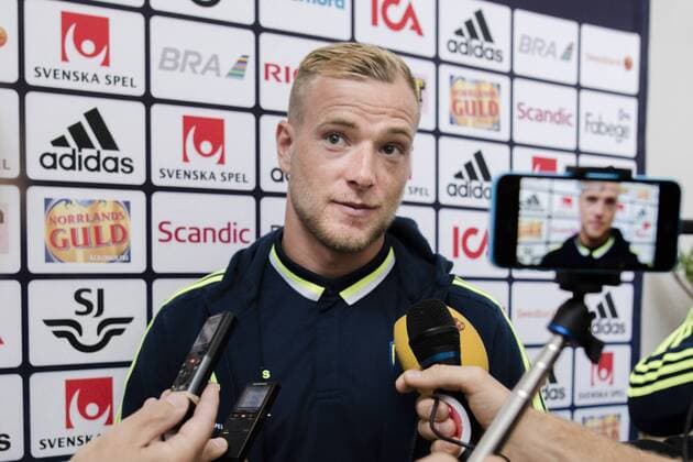 Fußball, Pressekonferenz Nationalteam Schweden 160901 John Guidetti mixed zone Training Nationalmannschaft SWE den 1 september 2016 i Stockholm  Copyright: SIMONxHASTEGARD BB160901BB139