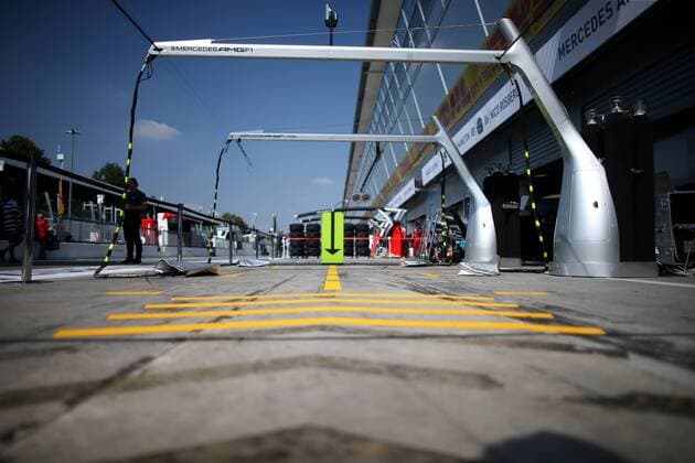 Motorsports: FIA Formula One World Championship WM Weltmeisterschaft 2016, Grand Prix of Italy, marks, Markierung, Markierungen, Fahrbahnmarkierung, Pfeil, Pfeile, arrow, arrows, Strecke, Spur, Streifen, Asphalt, Abrieb, Boxengasse, pit lane xHOCHxZWEIx