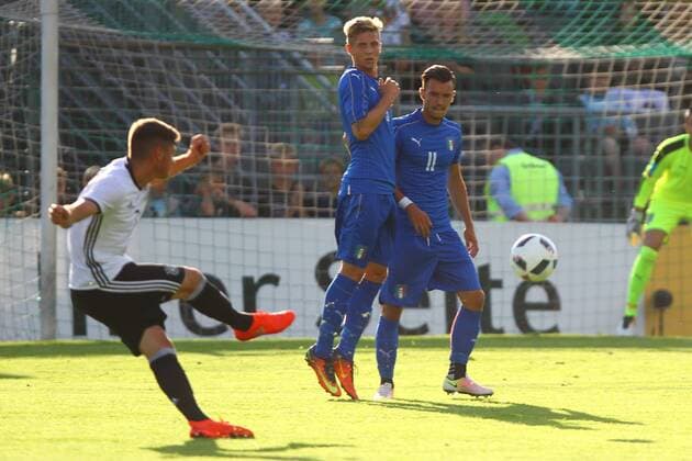 Lübeck, 01. September 2016 Fussball, Saison 2016 2017, U20-Länderspiel, Deutschland - Italien: Enis Bunjaki (U20 Deutschland, 7) mit dem Freistoss