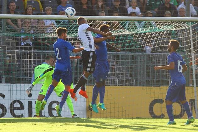 Lübeck, 01. September 2016 Fussball, Saison 2016 2017, U20-Länderspiel, Deutschland - Italien: Ohis Felix Uduokhai (U20 Deutschland, 5) vergibt Kopfballchance