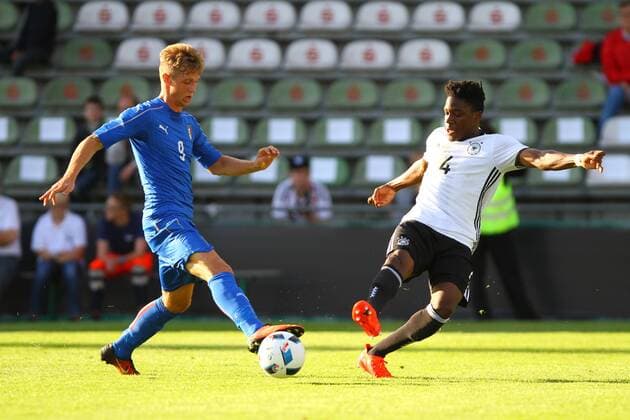 Lübeck, 01. September 2016 Fussball, Saison 2016 2017, U20-Länderspiel, Deutschland - Italien: Emamanuel Iyoha (U20 Deutschland, 9) - Elio Capradossi (U20 Italien, 4)