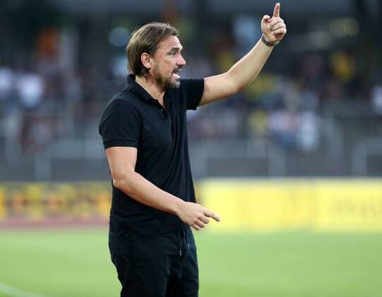Freitag 27.08.2016, Saison 2016 2017, Regionalliga West, 6. Spieltag im Dortmunder Stadion Rote Erde, BVB Borussia Dortmund II - SC Wiedenbrück 2:0, Trainer Daniel Farke (BVB II) gibt Anweisungen an sein Team