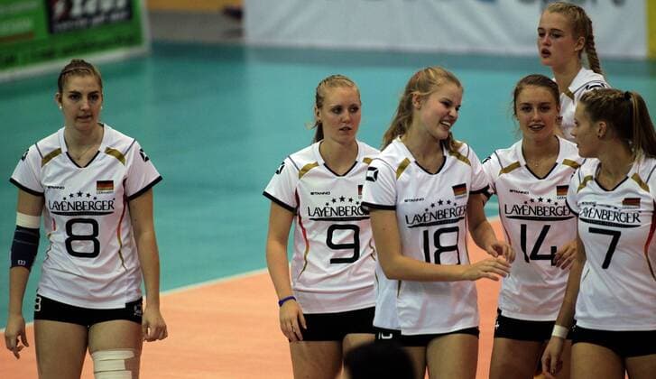 Volleyball, Damen U19-EM, Weißrussland - Deutschland 01.09.2016 Gyor Belarus-Germany European U19 women voleyball championship Sindyy Lenz (L),Luise Klein(2L),Camilla Weitzel(3L) ,Elisa Lohmann(4L) and Pia Leweling (r) Germany :Alesksandar Djorovic 