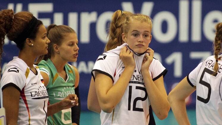 Volleyball, Damen U19-EM, Weißrussland - Deutschland 01.09.2016 Gyor Belarus-Germany European U19 women voleyball championship Hanna Orthmann(3L),Vanessa Agbortabi (L) Germany :Alesksandar Djorovic 