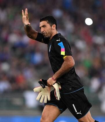 Fußball, Länderspiel, Italien - Frankreich (160902) -- BARI, Sept. 1, 2016 -- Italy s goalkeeper Gianluigi Buffon gestures during an international football friendly match between Italy and France in Bari, Italy, Sept. 1, 2016. France beat Italy 3-1. ) (SP)ITALY-BARI-FOOTBALL International Friendly Länderspiel MATCH-FRANCE VS ITALY AlbertoxLingria 