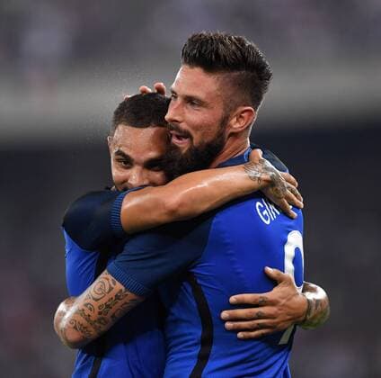 Fußball, Länderspiel, Italien - Frankreich (160902) -- BARI, Sept. 1, 2016 -- Olivier Giroud (R) of France celebrates with his teammate Layvin Kurzawa after scoring a goal during an international football friendly match between Italy and France in Bari, Italy, Sept. 1, 2016. France beat Italy 3-1. ) (SP)ITALY-BARI-FOOTBALL International Friendly Länderspiel MATCH-FRANCE VS ITALY AlbertoxLingria 