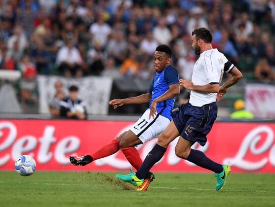 Fußball, Länderspiel, Italien - Frankreich (160902) -- BARI, Sept. 1, 2016 -- Anthony Martial (L) of France shoots to score during an international football friendly match between Italy and France in Bari, Italy, Sept. 1, 2016. France beat Italy 3-1. ) (SP)ITALY-BARI-FOOTBALL International Friendly Länderspiel MATCH-FRANCE VS ITALY AlbertoxLingria 