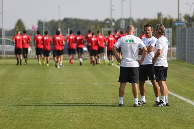 Trainerteam im Gespräch, (v.li.) Frank Steinmetz (Co-Trainer FC Augsburg), Dirk Schuster (Trainer FC Augsburg), Sascha Franz (Co-Trainer FC Augsburg), FC Augsburg, Training, Saison 2016 - 2017, 02.09.2016