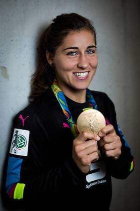 GER, Essen, Portrait Lisa Weiß 25.08.2016, Stadion Essen, Essen, im Bild Lisa Weiß Lisa Weiss (SGS Essen 1) gewann bei den Olympischen Spielen mit der deutschen Frauennationalmannschaft die Goldmedaille des Olympischen Frauenfußballturniers SarahxRauchnordphotox xRauch