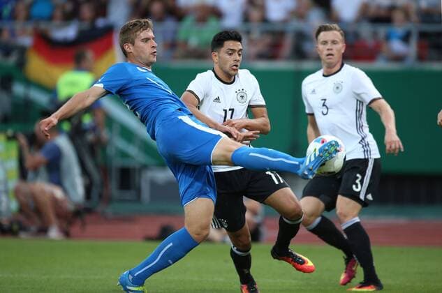02.09.2016, Fussball U21 U 21 Laenderspiel 2016, Testspiel, Freundschaftsspiel, Deutschland - Slowakei, Nadiem Amiri (Deutschland), mitte, gegen Branislav Ninaj (Slowakei), li.