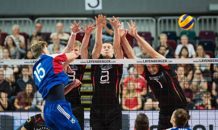 Bremen, Deutschland, 02.09.2016: Volleyball Länderspiel - Deutschland - Tschechien. Donovan Dzavornok (Tschechien 15) gegen den Block aus v.li. Simon Hirsch (Deutschland 13), Marcus Böhme Boehme (Deutschland 8), Christian Fromm (Deutschland 1)