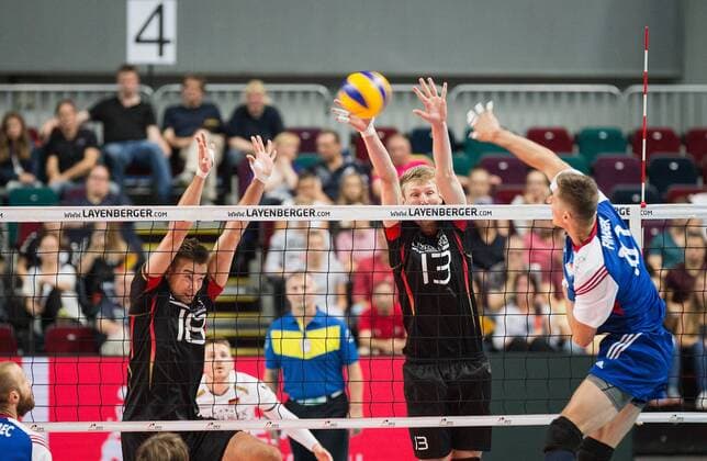 Bremen, Deutschland, 02.09.2016: Volleyball Länderspiel - Deutschland - Tschechien. Michal Finger (Tschechien 10) gegen den Block aus Georg Klein (Deutschland 18) und Simon Hirsch (Deutschland 13)