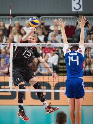Bremen, Deutschland, 02.09.2016: Volleyball Länderspiel - Deutschland - Tschechien. Simon Hirsch (Deutschland 13) gegen den Block aus Adam Bartos (Tschechien 14)