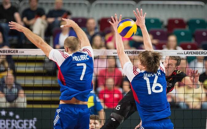 Bremen, Deutschland, 02.09.2016: Volleyball Länderspiel - Deutschland - Tschechien. Denys Kaliberda (Deutschland 6) gegen den Block aus Ales Holubec (Tschechien 7) und Jakub Janouch (Tschechien 16)