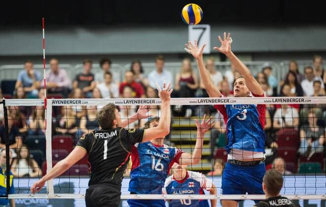 Bremen, Deutschland, 02.09.2016: Volleyball Länderspiel - Deutschland - Tschechien. Christian Fromm (Deutschland 1) gegen den Block aus Jakub Janouch (Tschechien 16) und Marek Beer (Tschechien 3)