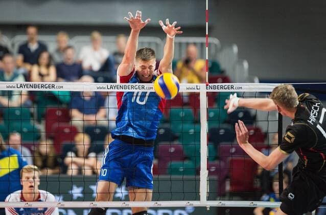 Bremen, Deutschland, 02.09.2016: Volleyball Länderspiel - Deutschland - Tschechien. Simon Hirsch (Deutschland 13) gegen den Block aus Michal Finger (Tschechien 10)