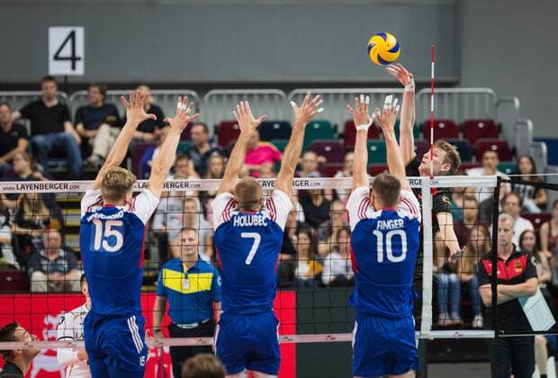 Bremen, Deutschland, 02.09.2016: Volleyball Länderspiel - Deutschland - Tschechien. Simon Hirsch (Deutschland 13) gegen den Block aus Donovan Dzavornok (Tschechien 15), Ales Holubec (Tschechien 7), Michal Finger (Tschechien 10)