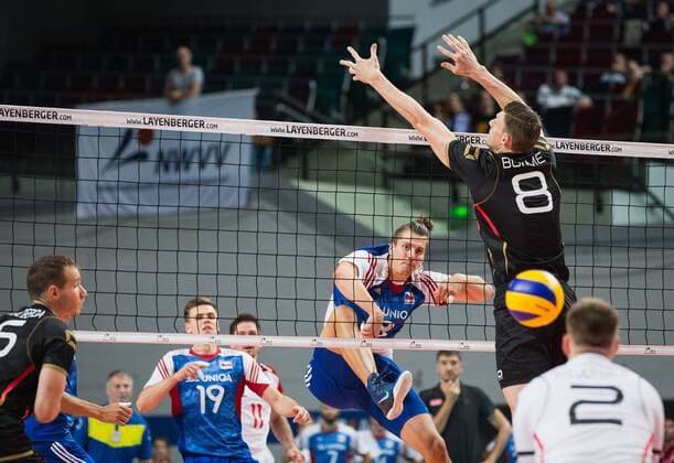 Bremen, Deutschland, 02.09.2016: Volleyball Länderspiel - Deutschland - Tschechien. Marek Beer (Tschechien 3) gegen den Block aus Marcus Böhme Boehme (Deutschland 8)