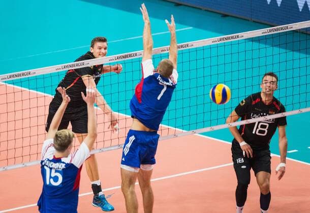 Bremen, Deutschland, 02.09.2016: Volleyball Länderspiel - Deutschland - Tschechien. Christian Fromm (Deutschland 1) gegen den Block aus Donovan Dzavornok (Tschechien 15), Ales Holubec (Tschechien 7), Georg Klein (Deutschland 18)