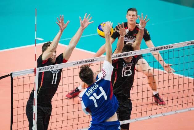 Bremen, Deutschland, 02.09.2016: Volleyball Länderspiel - Deutschland - Tschechien. Adam Bartos (Tschechien 14) gegen den Block aus Lukas Kampa (Deutschland 11), Georg Klein (Deutschland 18), Christian Fromm (Deutschland 1)