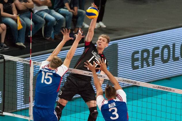 v.li.: Donovan Dzavoronok (Tschechien, 15), Simon Hirsch (Deutschland, 13) und Marek Beer (Tschechien, 3), Volleyball, Länderspiel, Deutschland - Tschechien, xobx