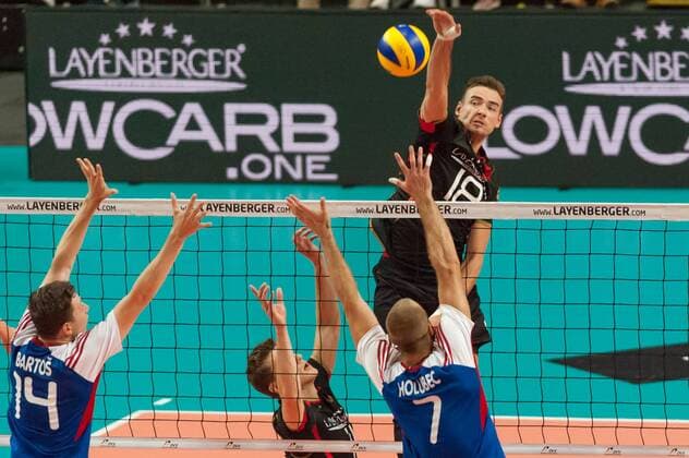 v.li.: Adam Bartos (Tschechien, 14) und Ales Holubec (Tschechien, 7) können den Ball von Georg Klein (Deutschland, 18) nicht abwehren, Volleyball, Länderspiel, Deutschland - Tschechien, xobx