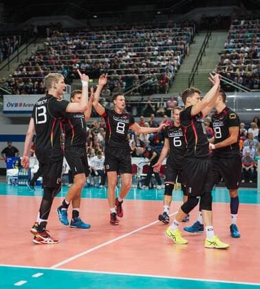 Bremen, Deutschland, 02.09.2016: Volleyball Länderspiel - Deutschland - Tschechien. Jubel Deutschland, Simon Hirsch (Deutschland 13), Christian Fromm (Deutschland 1), Marcus Böhme Boehme (Deutschland 8), Lukas Kampa (Deutschland 11), Georg Klein (Deutschland 18)