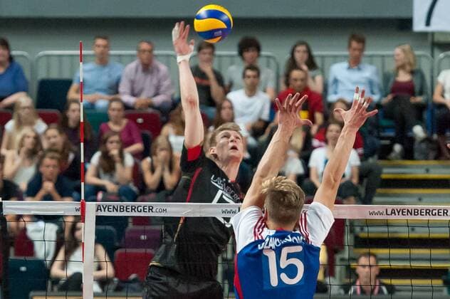 v.li.: Simon Hirsch (Deutschland, 13) und Donovan Dzavoronok (Tschechien, 15), Volleyball, Länderspiel, Deutschland - Tschechien, xobx