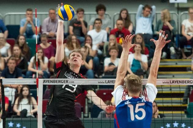 v.li.: Simon Hirsch (Deutschland, 13) am Ball gegen Donovan Dzavoronok (Tschechien, 15), Volleyball, Länderspiel, Deutschland - Tschechien, xobx