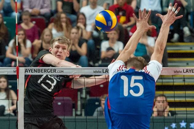 v.li.: Simon Hirsch (Deutschland, 13) am Ball gegen Donovan Dzavoronok (Tschechien, 15), Volleyball, Länderspiel, Deutschland - Tschechien, xobx