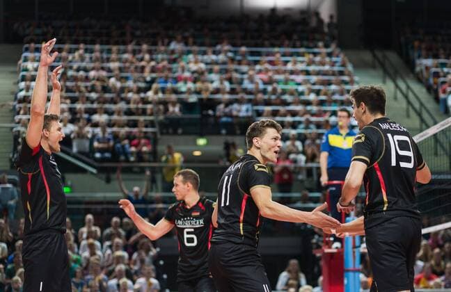 Bremen, Deutschland, 02.09.2016: Volleyball Länderspiel - Deutschland - Tschechien. Jubel v.li. Christian Fromm (Deutschland 1), Denys Kaliberda (Deutschland 6), Lukas Kampa (Deutschland 11), Daniel Malescha (Deutschland 19)
