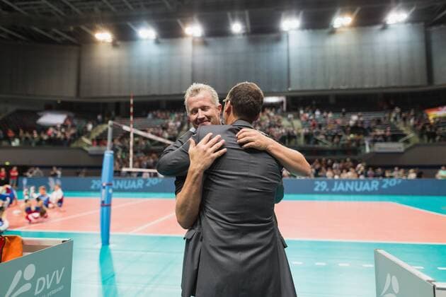 Bremen, Deutschland, 02.09.2016: Volleyball Länderspiel - Deutschland - Tschechien. Trainer Vital Heynen (Deutschland), DVV Präsident Praesident Thomas Krone umarmen sich