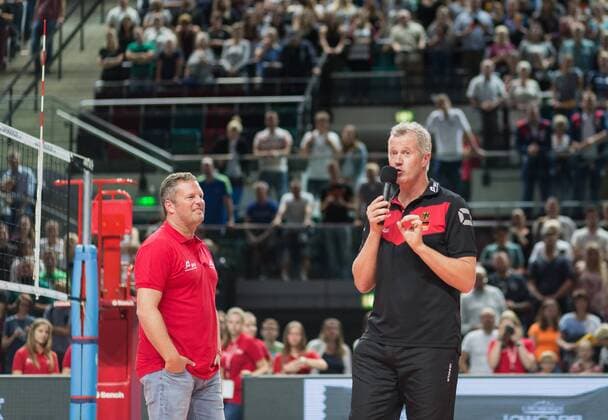 Bremen, Deutschland, 02.09.2016: Volleyball Länderspiel - Deutschland - Tschechien. Trainer Vital Heynen (Deutschland) verabschiedet sich von den Zuschauern