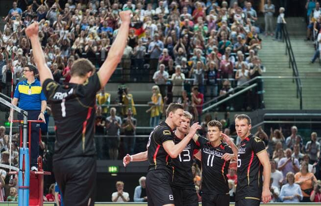 Bremen, Deutschland, 02.09.2016: Volleyball Länderspiel - Deutschland - Tschechien. Jubel Deutschland Christian Fromm (Deutschland 1), Marcus Böhme Boehme (Deutschland 8), Simon Hirsch (Deutschland 13), Lukas Kampa (Deutschland 11), Denys Kaliberda (Deutschland 6)
