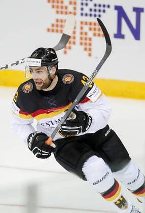 Brooks MACEK, DEB 12 Einzelaktion mit Puck, Aktion, Einzelbild, Freisteller, Ganzkoerper mit Scheibe, Scheibenfuehrung, Schuss, Schusstechnik, schiesst Halbfigur, Portrait, Porträt, DEUTSCHLAND - OESTERREICH 6-0 Eishockey Olympia Qualifikation 2016 Deutschland, Deutsche Eishockey Nationalmannschaft DEB , Riga, Lettland 02.09.2016