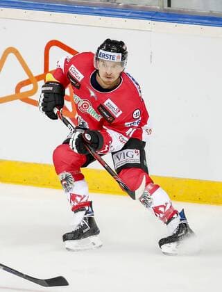 Michael GRABNER, AUT 40 Einzelaktion mit Puck, Aktion, Einzelbild, Freisteller, Ganzkoerper mit Scheibe, Scheibenfuehrung, Schuss, Schusstechnik, schiesst Halbfigur, Portrait, Porträt, DEUTSCHLAND - OESTERREICH 6-0 Eishockey Olympia Qualifikation 2016 Deutschland, Deutsche Eishockey Nationalmannschaft DEB , Riga, Lettland 02.09.2016
