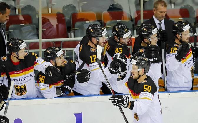 Patrick HAGER, DEB 50 Torjubel, Jubel nach dem Tor zum 2-0 mit Markus KINK, DEB 17 Yannic SEIDENBERG, DEB 36 Marcel GOC, DEB 57 Einzelaktion mit Puck, Aktion, Einzelbild, Freisteller, Ganzkoerper mit Scheibe, Scheibenfuehrung, Schuss, Schusstechnik, schiesst Halbfigur, Portrait, Porträt, DEUTSCHLAND - OESTERREICH 6-0 Eishockey Olympia Qualifikation 2016 Deutschland, Deutsche Eishockey Nationalmannschaft DEB , Riga, Lettland 02.09.2016