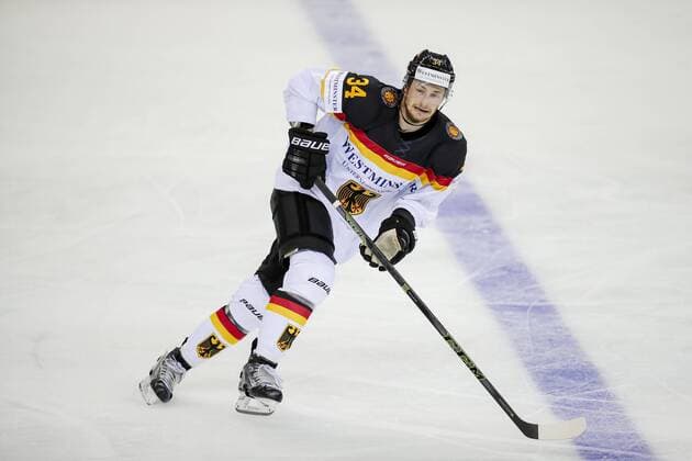 NHL Eishockey Herren USA Tom KUEHNHACKL, DEB 34 Einzelaktion mit Puck, Aktion, Einzelbild, Freisteller, Ganzkoerper mit Scheibe, Scheibenfuehrung, Schuss, Schusstechnik, schiesst Halbfigur, Portrait, Porträt, DEUTSCHLAND - OESTERREICH 6-0 Eishockey Olympia Qualifikation 2016 Deutschland, Deutsche Eishockey Nationalmannschaft DEB , Riga, Lettland 02.09.2016