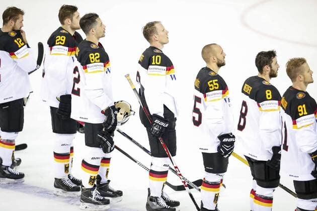 Brooks MACEK, DEB 12Leon DRAISAITL, DEB 29 Sinan AKDAG, DEB 82 NHL Christian EHRHOFF, DEB 10 Felix SCHUETZ, DEB 55 NHL Tobias RIEDER, DEB 8 Moritz MUELLER, DEB 91 ohne Helm singt, singen Hymne, Nationalhymne, Song, Deutschlandlied DEUTSCHLAND - OESTERREICH 6-0 Eishockey Olympia Qualifikation 2016 Deutschland, Deutsche Eishockey Nationalmannschaft DEB , Riga, Lettland 02.09.2016
