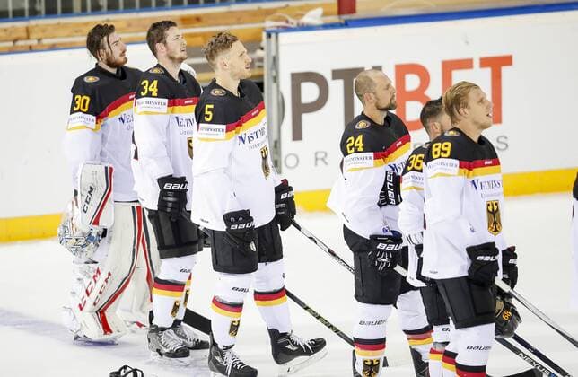 Philipp GRUBAUER, DEB 30Tom KUEHNHACKL, DEB 34 NHL Korbinian HOLZER, DEB 5 NHL Dennis SEIDENBERG, DEB 24 Yannic SEIDENBERG, DEB 36 David WOLF, DEB 89 Daryl BOYLE, DEB 7 ohne Helm singt, singen Hymne, Nationalhymne, Song, Deutschlandlied DEUTSCHLAND - OESTERREICH 6-0 Eishockey Olympia Qualifikation 2016 Deutschland, Deutsche Eishockey Nationalmannschaft DEB , Riga, Lettland 02.09.2016