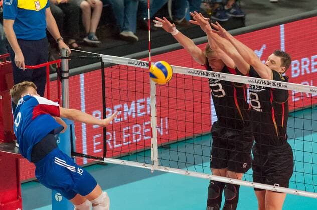 v.li.: Donovan Dzavoronok (Tschechien, 15), Simon Hirsch (Deutschland, 13), Marcus Böhme (Boehme, Deutschland, 8), Volleyball, Länderspiel, Deutschland - Tschechien, xobx