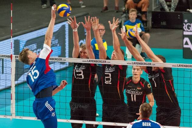 v.li.: Donovan Dzavoronok (Tschechien, 15) wird von Simon Hirsch (Deutschland, 13), Marcus Böhme (Boehme, Deutschland, 8) und Christian Fromm (Deutschland, 1) geblockt, Volleyball, Länderspiel, Deutschland - Tschechien, xobx