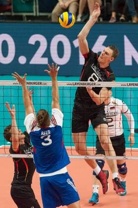 v.li.: Marek Beer (Tschechien, 3) mit einem Block gegen Marcus Böhme (Boehme, Deutschland, 8), Volleyball, Länderspiel, Deutschland - Tschechien, xobx