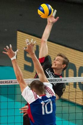 Bilder des Tages - SPORT v.li.: Michal Finger (Tschechien, 10) mit einem Block gegen Christian Fromm (Deutschland, 1), Volleyball, Länderspiel, Deutschland - Tschechien, xobx