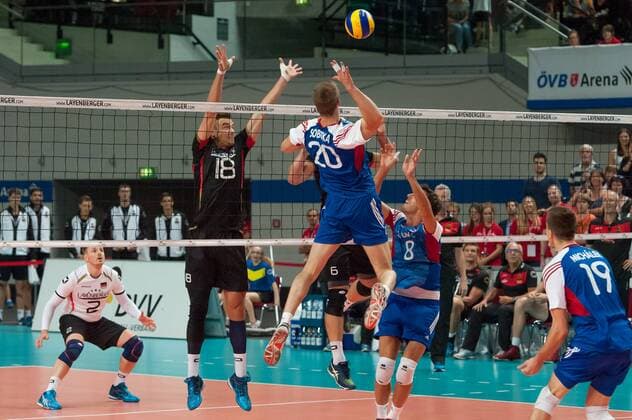 v.li.: Georg Klein (Deutschland, 18) blockt den Ball von Vladimir Sobotka (Tschechien, 20), Volleyball, Länderspiel, Deutschland - Tschechien, xobx