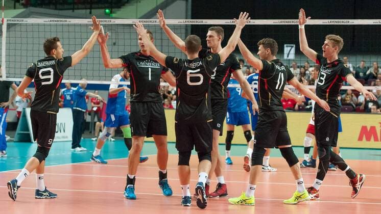Die Spieler von Deutschland bejubeln einen Punktgewinn, Jubel über einen Punkt, Volleyball, Länderspiel, Deutschland - Tschechien, xobx